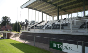 Interglas Rolde heeft de hoofdtribune van Rolder Boys voorzien van glas