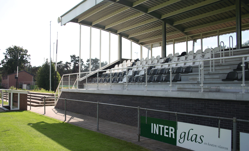 Hoofdtribune voetbalvereniging: gehard e/o gelaagd veiligheidsglas 